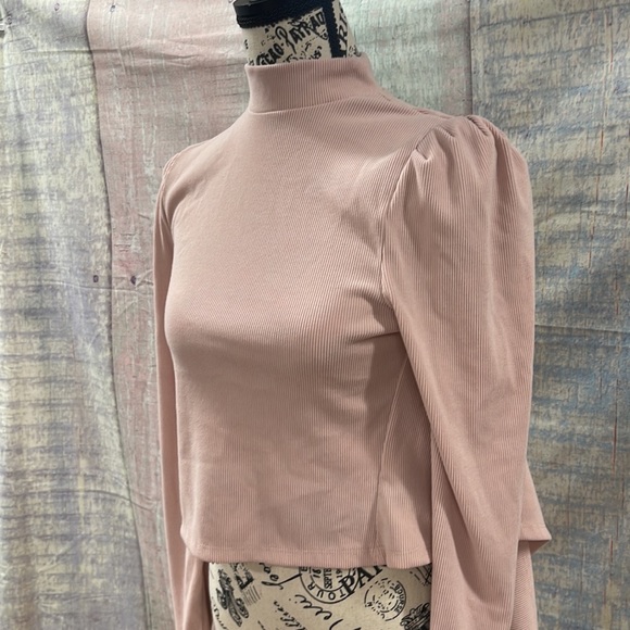 - Good used condition Woman’s Mi Ami top. Size small. - Picture 13 of 15